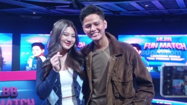 Stevan Pasaribu bersama Notnot, gamers cantik yang menjadi model di video klip lagu terbarunya berjudul "Tak Pernah Cukup". [Fajar Ramadhan/Suara.com]