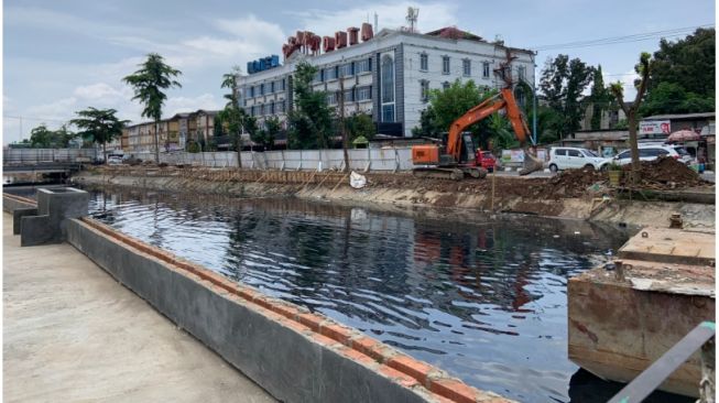 Pembatas Proyek Restorasi Sungai Sekanak Dan Sungai Lambidaro Roboh, Bikin Macet Palembang