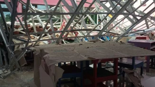Suasana ruang kelas SD Muhammadiyah Bogor yang atapnya ambruk di Kapanewon Playen, Kabupaten Gunungkidul, Selasa (8/11/2022). [Kontributor Suarajogja.id/ Julianto]