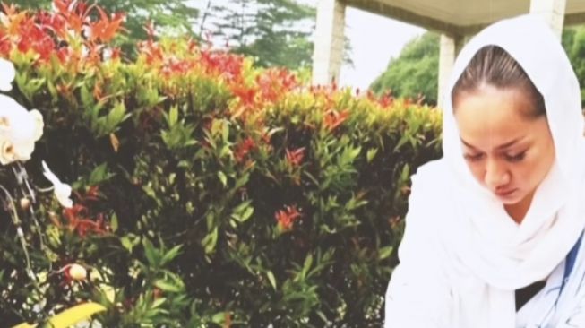 5 Potret Bunga Citra Lestari Ziarah Makam Ashraf Sinclair, Peringati 14 Tahun Hari Pernikahan Di Tengah Isu Hamil. (Dok: Instagram)