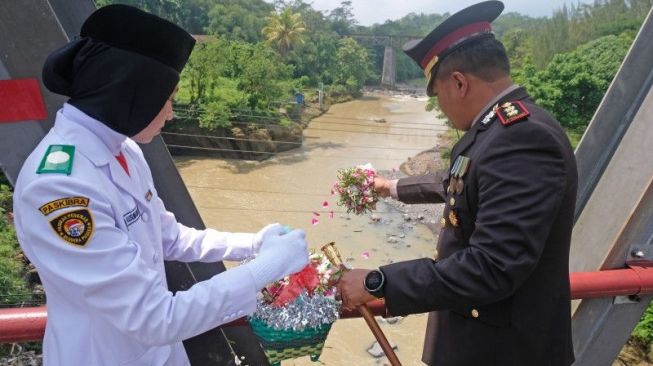 Pejabat Pemkab Temanggung Tabur Bunga di Jembatan Sungai Progo, Ternyata Punya Makna Mendalam Lho