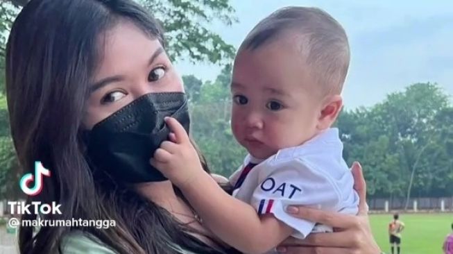 Erina Gudono Gemas Foto Bareng Rayyanza Cipung, Kaesang Pangarep Mundur Dulu