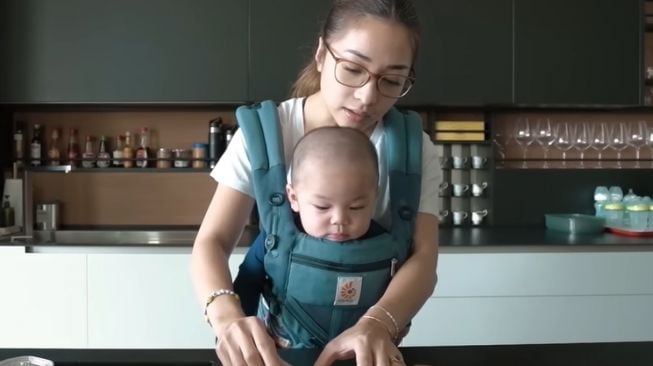 Momen Nikita Willy siapkan makan siang bareng Baby Izz (YouTube/Nikita Willy Official)