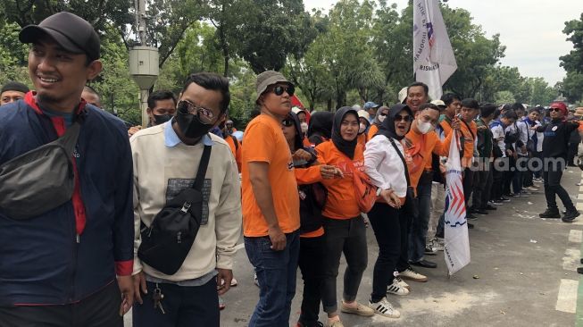 Puluhan buruh dari berbagai elemen menggelar aksi di depan Balai Kota DKI Jakarta. Mereka menuntut untuk kenaikan upah sebesar 13 persen. (Suara.com/Faqih)