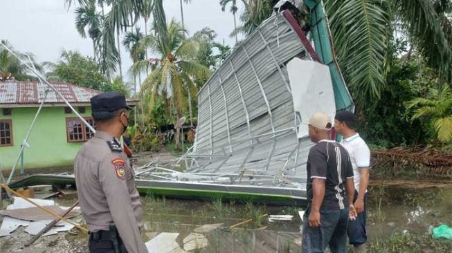 Sejumlah Bangunan di Teluk Masjid Siak Porak-poranda Dihantam Puting Beliung