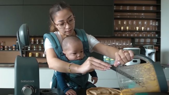 Momen Nikita Willy siapkan makan siang bareng Baby Izz (YouTube/Nikita Willy Official)