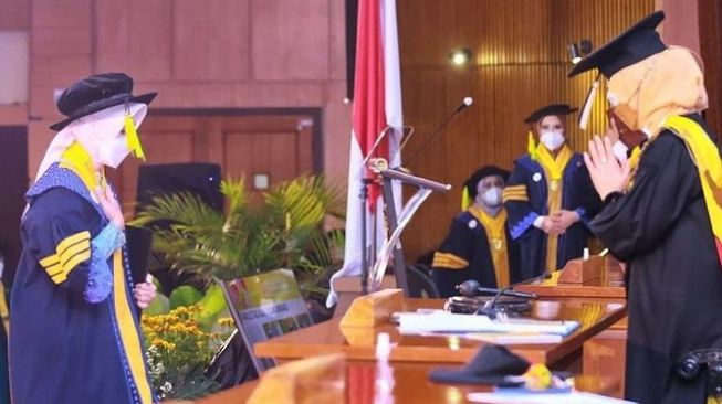 Potret Wisuda S3 Atalia Praratya (Instagram/@ataliapr)