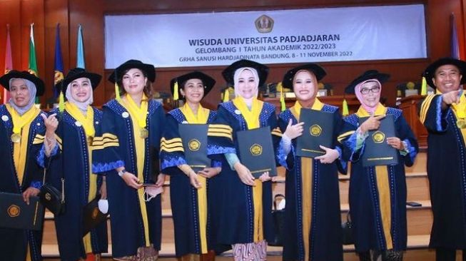 Potret Wisuda S3 Atalia Praratya (Instagram/@ataliapr)