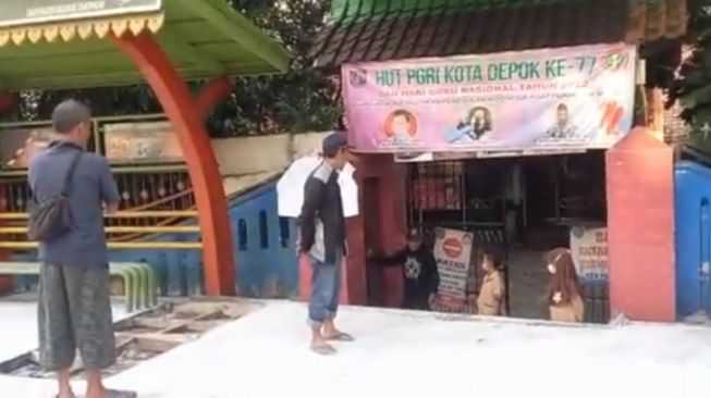 Viral Timeline Sejarah Depok, Terbaru Gak Habis Thinking: Pintu Masuk Sekolah Ditutup Trotoar