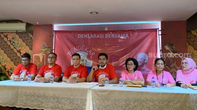 Pemuda Nasional Deklarasi Ganjar Pranowo (Pendekar) bersama dengan Barisan Ibu-ibu Pendukung Ganjar Pranowo (Binar) mendeklarasikan dukungan kepada Gubernur Jawa Tengah, Ganjar Pranowo untuk maju sebagai calon presiden pada Pemilu 2024. (Suara.com/Yaumal)