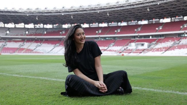 Putri Tanjung pakai busana hitam. (dok. Instagram)