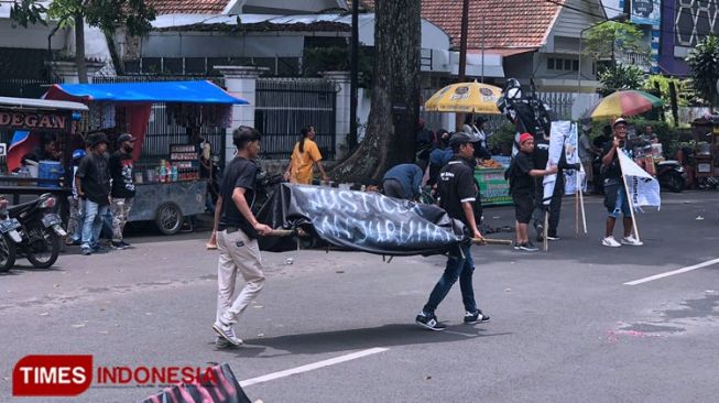 Keranda Mayat Hitam Berdatangan ke Stadion Gajayana Malang