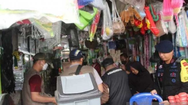 Bu Risma Belanja Sendiri ke Pasar Kuala Simpang untuk Penuhi Kebutuhan Korban Banjir