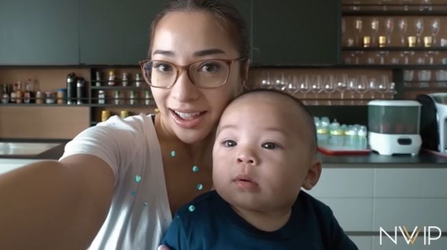 9 Momen Nikita Willy Siapkan Makan untuk Baby Izz, Gayanya yang Simpel Jadi Perhatian Orang