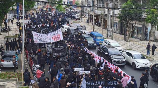 Ribuan Aremania Demonstrasi Tragedi Kanjuruhan, Bawa Ratusan Keranda Mayat, Pakai Baju Serba Hitam