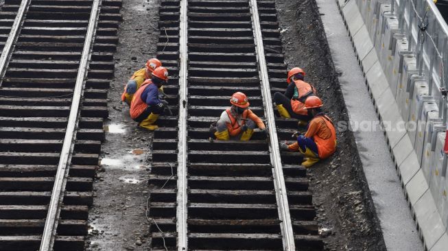 Pekerja melakukan pembongkaran aspal yang menutup jalur trem pada masa kolonial Belanda di lokasi proyek MRT Jakarta fase 2 di kawasan Jalan Gajah Mada, Jakarta Pusat, Kamis (10/11/2022). [Suara.com/Alfian Winanto]