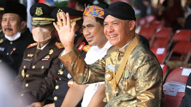 Gubernur Jawa Tengah Ganjar Pranowo saat memperingati hari pahlawan di Lapangan Pancasila Simpang Lima Semarang pada Kamis (10/11/2022). 