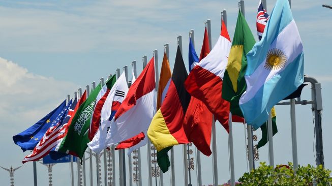 Sejumlah bendera negara peserta KTT G20 terpasang di Jalan Tol Bali Mandara, Kabupaten Badung, Bali, Kamis (10/11/2022). [ANTARA FOTO/Aditya Pradana Putra/nym].