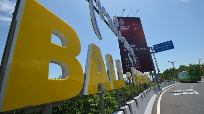 Baliho KTT G20 terpasang di Jalan Tol Bali Mandara, Kabupaten Badung, Bali, Kamis (10/11/2022).  [ANTARA FOTO/Aditya Pradana Putra/nym].