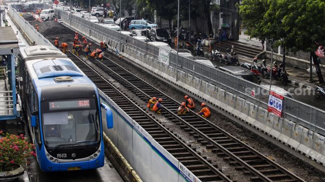 Pekerja melakukan pembongkaran aspal yang menutup jalur trem pada masa kolonial Belanda di lokasi proyek MRT Jakarta fase 2 di kawasan Jalan Gajah Mada, Jakarta Pusat, Kamis (10/11/2022). [Suara.com/Alfian Winanto]