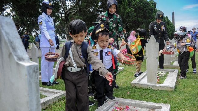 Siswa taman kanak-kanak (TK) menabur bunga di Taman Makam Pahlawan, Cikutra, Bandung, Jawa Barat, Kamis (10/11/2022). [ANTARA FOTO/Raisan Al Farisi/tom].