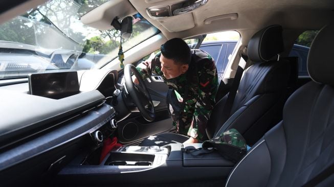 Prajurit TNI mempersiapkan mobil listrik yang akan digunakan oleh delegasi KTT G20 di Nusa Dua, Bali, Kamis (10/11/2022). [ANTARA FOTO/Akbar Nugroho Gumay/wsj].