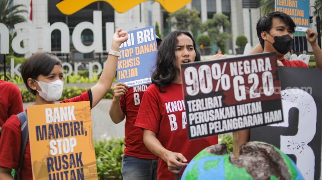 Sejumlah aktivis dari Wahana Lingkungan Hidup Indonesia (Walhi) menggelar aksi unjuk rasa di  depan Gedung Plaza Mandiri, Jakarta Selatan, Kamis (10/11/2022). [Suara.com/Alfian Winanto]