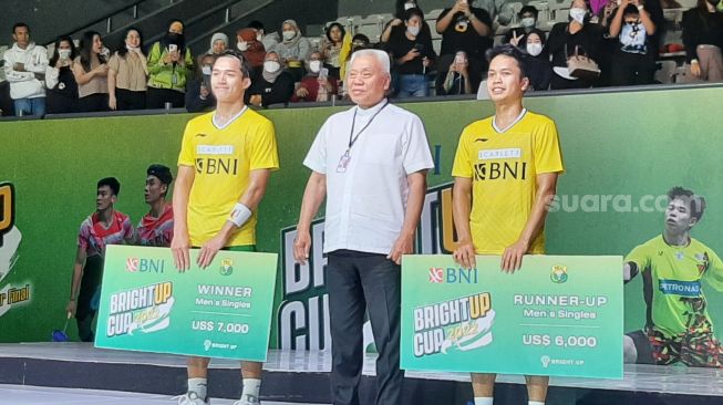 Jonatan Christie Juara BrightUp Cup 2022 usai mengalahkan rekan senegaranya, Anthony Sinisuka Ginting di partai final yang berlangsung di Tennis Indoor, Senayan, Jakarta, Kamis (10/11/2022). [Dok. Adie Prasetya Nugraha/Suara.com]