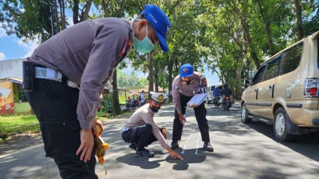 Kecelakaan Tunggal Mobil Pikap Tabrak Pohon hingga Terbalik di Jalur Ajibarang-Purwokerto, 2 Orang Tewas