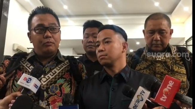 Fattah Riphat, pengacara Irfan Widyanto, terdakwa perkara obstruction of justice pada pembunuhan berencana terhadap Brigadir J alias Yosua saat ditemui wartawan di PN Jaksel. (Suara.com/Arga)