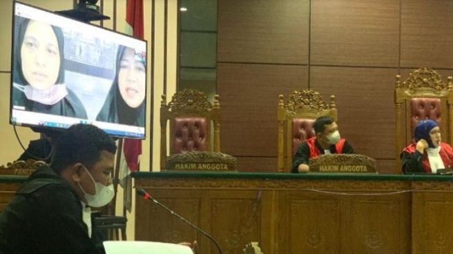 Lea Lindrawati Suroso dan Wiswirya Deni Disidang Perdana Kasus Dugaan Korupsi SMK N 1 Batam