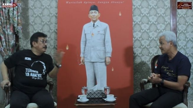 Ganjar Pranowo berdiskusi dengan Rudi S Kamri soal pentingnya pemimpin negara dan daerah untuk tidak memiliki visi misi sendiri-sendiri demi pembangunan Indonesia. (YouTube/Kanal Anak Bangsa)