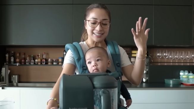 Momen Nikita Willy siapkan makan siang bareng Baby Izz (YouTube/Nikita Willy Official)