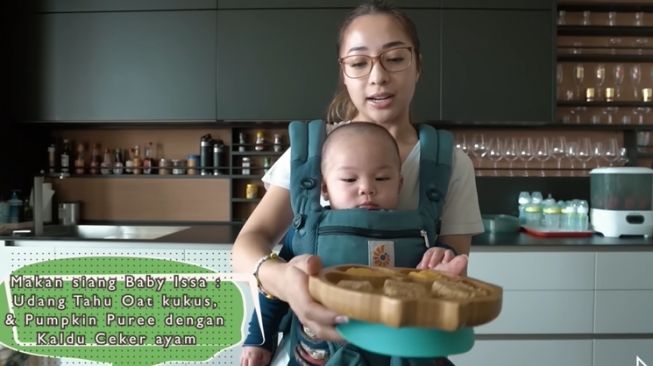 Momen Nikita Willy siapkan makan siang bareng Baby Izz (YouTube/Nikita Willy Official)