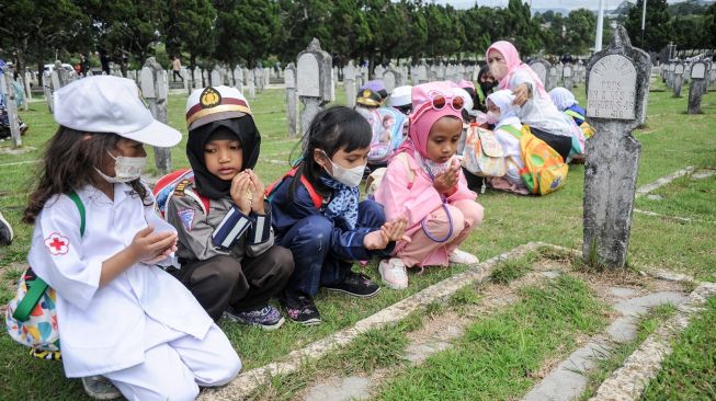 Siswa taman kanak-kanak (TK) memanjatkan doa di Taman Makam Pahlawan, Cikutra, Bandung, Jawa Barat, Kamis (10/11/2022). [ANTARA FOTO/Raisan Al Farisi/tom].