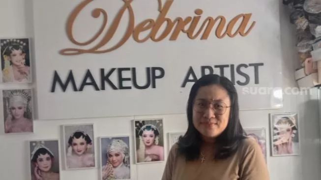 Debrina Dewi Widiasari, seorang make up artis dari Kelurahan Gentan, Kecamatan Baki, Sukoharjo, Rabu (9/11/2022). [Suara.com/Ari Welianto]