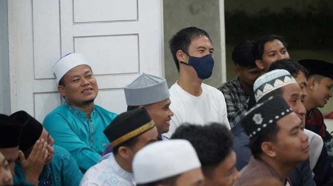 Momen Daniel Mananta mengikuti kajian subuh Ustaz Abdul Somad di Kampar Riau. [Facebook Alnofiandri Dinar]