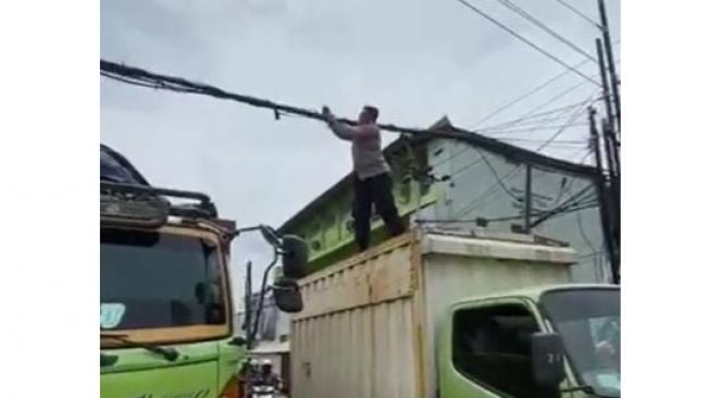 Aksi Ngeri Anggota Polisi Rapikan Kabel Semrawut Melintang Jadi Sorotan Publik