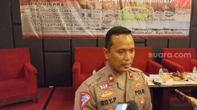 Kasie Laka Lantas Subdit Gakkum Ditlantas Polda Metro Jaya, Kompol Edi Purwanto dalam diskusi bertajuk 'Seberapa efektif e-TLE pasca penghapusan tilang manual?' di kawasan Jakarta Selatan, Jumat (11/11/2022). [Suara.com/Muhammad Yasir]
