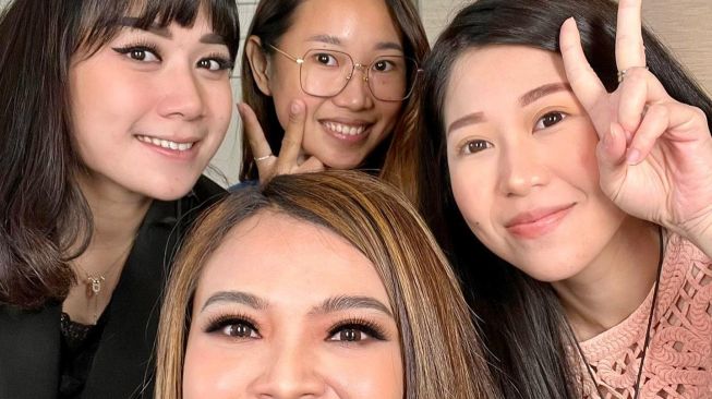 Bikin Perempuan Semakin Cantik, Ini 7 Momen Puput Nastiti, Istri Ahok yang Belajar Jadi MUA
