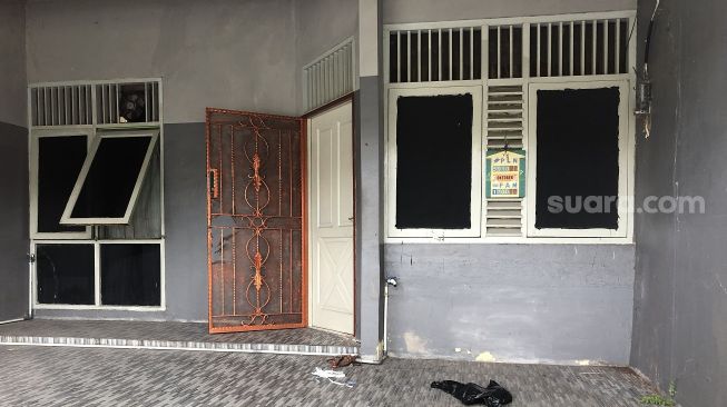 L'atmosphère de la maison de Rudyanto (71 ans) qui a été retrouvé mort avec trois membres de sa famille dans le complexe de logements Citra Garden 1 Extension, Kalideres, West Jakarta, vendredi (11/11/2022). [Suara.com/Faqih Fathurrahman]