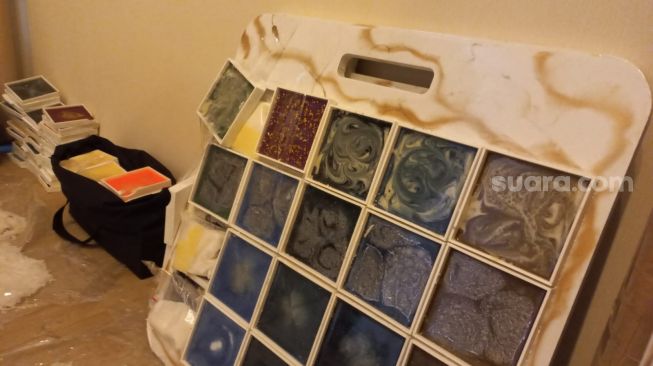 Sampel kramik yang digunakan untuk menyelundupkan bahan sabu yang digunakan jaringan narkotika Jerman dan Iran yang kerja sama buat narkotic kitchen lab di Apartemen Casa Grande, Jakarta Selatan. [Suara.com/M. Yasir]