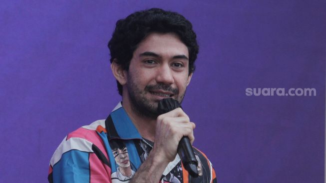 Reza Rahadian saat ditemui di Jakarta, Jumat (11/11). [Suara.com/Oke Atmaja]