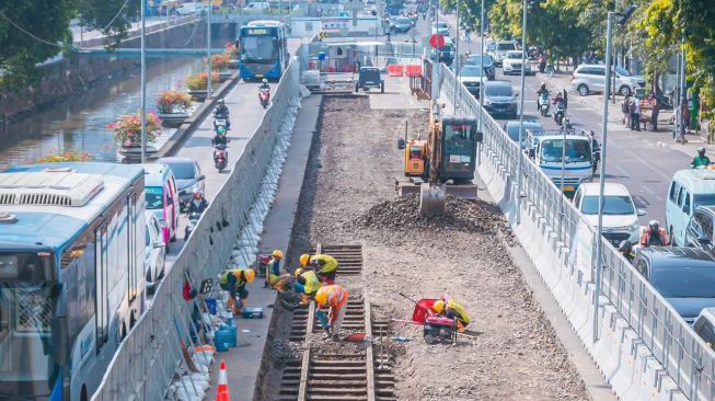 PT MRT Jakarta kembali menemukan rel trem bersejarah di tengah pengerjaan MRT Jakarta CP202. [PT MRT Jakarta]
