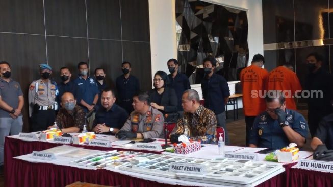 Pengungkapan kasus sabu yang menjerat dua WNA Iran dalam konferensi pers di Apartemen Casa Grande Residence, Casablanca, Tebet, Jakarta Selatan, Jumat (11/11/2022). [Suara.com/Muhammad Yasir]