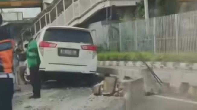 Innova Ringsek Tabrak Separator di Jalan Matraman Jaktim, Lalin Macet