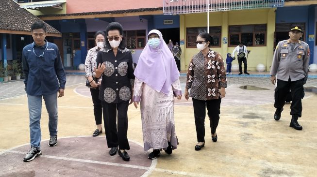 GKR Hemas dan Kepala SD yang Atapnya Ambruk di Gunungkidul Minta Pelaksana Proyek Tanggungjawab