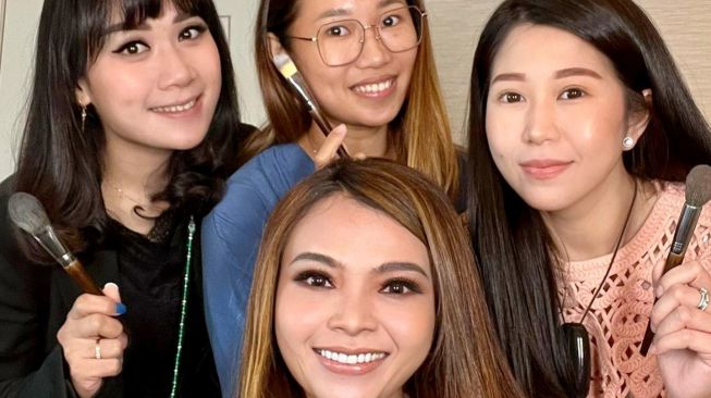 Momen Puput Nastiti istri Ahok belajar jadi MUA (Instagram/@ntpnd)