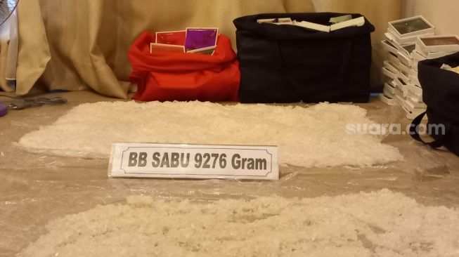 Bareskrim Polri mengungkap jaringan narkotika Jerman dan Iran yang kerja sama buat narkotic kitchen lab di Apartemen Casa Grande, Jakarta Selatan. [Suara.com/M. Yasir]