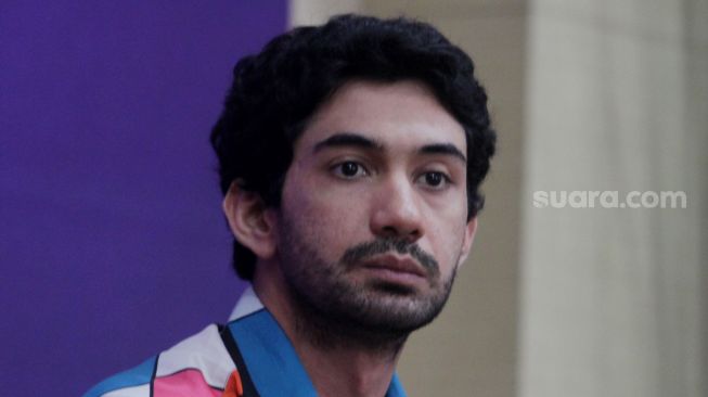 Reza Rahadian saat ditemui di Jakarta, Jumat (11/11). [Suara.com/Oke Atmaja]